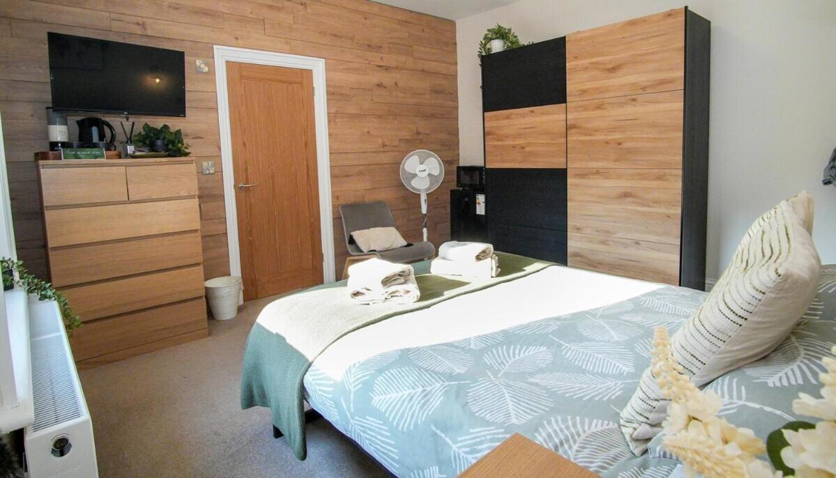 Green Nest Room With Private Bathroom Eastbourne Exterior photo